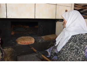 "Sultan Ana" somun ekmekle geçimini sağlıyor