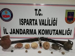 Konya'dan Isparta'ya giden tarihi eser kaçakçıları yakalandı
