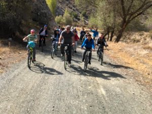 Modelli öğrenciler doğada pedal çevirdi