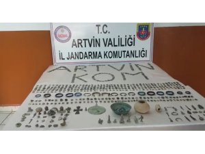 Artvin’de 3 yolcunun valizlerinden bin 558 adet tarihi eser çıktı