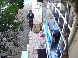 Önce kameraya sonra polislere yakalandı