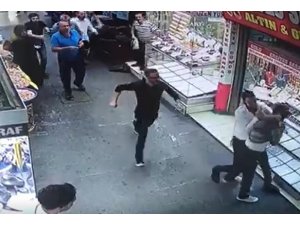 Esnaf, bıçaklı zanlıyı ölümü göze alarak durdurdu