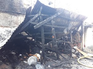Alevlerin sardığı kömürlük kullanılmaz hale geldi