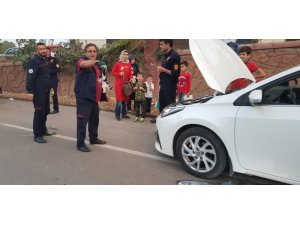 Otomobilin motoruna sıkışan kediyi itfaiye ekipleri çıkardı