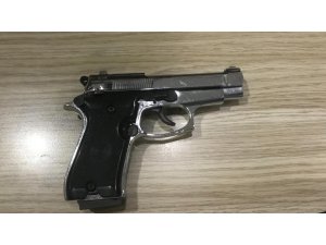 İşletmeci izin vermeyince fotoğraf makinesini bırakıp silaha sarıldı