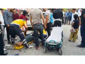 Yolun karşısına geçmek isteyen kadına otomobil çarptı