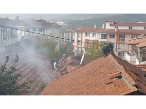 İtfaiye çatı kiremitlerini sökerek yangına müdahale etti