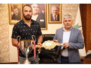 Başpehlivan Gürbüz Altın Kemeri Çalık’a hediye etti