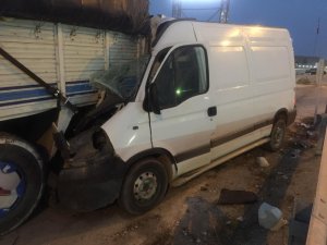 Minibüs kamyona ok gibi saplandı : 2 yaralı