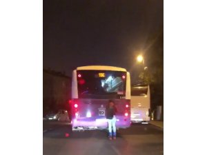 İstanbul’da patenli gencin tehlikeli yolculuğu kamerada