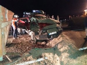 Ağrı’da otomobilde sıkışan 2 kişi kurtarıldı