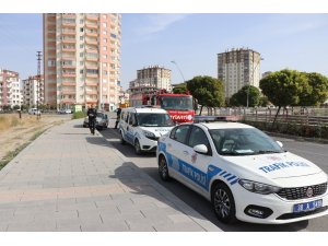 Kaldırıma çarpan otomobil yan yattı: 1 ağır yaralı