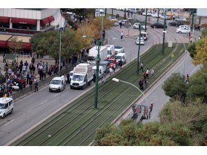 Emniyet müdürlüğü karşısında havaya açılan ateş paniğe neden oldu