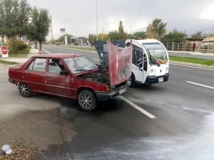 Erzincan’da hareket halindeki araç alev aldı