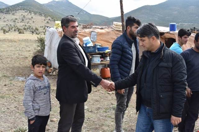Kaymakam mangal kömürü yapan aileleri ziyaret etti