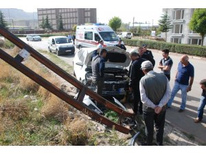 Elektrik direğine çarpan otomobilde anne ve çocuğu yaralandı