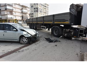 Otomobil ile tır çarpıştı; 3 yaralı