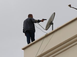 Çatıda havaya ateş açan kişiyi Vali Yardımcısı ikna etti