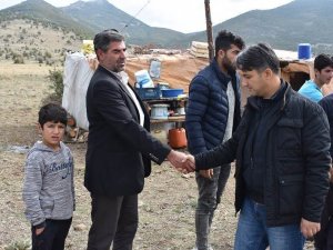 Kaymakam mangal kömürü yapan aileleri ziyaret etti