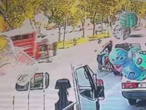 Araçtan çanta hırsızlığı güvenlik kamerasında