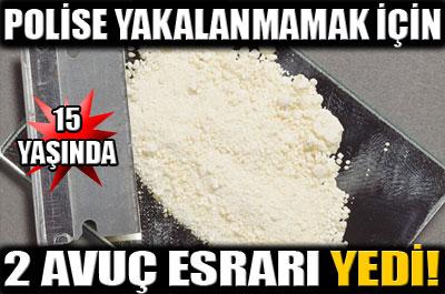 Yakalanmamak için 2 avuç esrarı yedi!