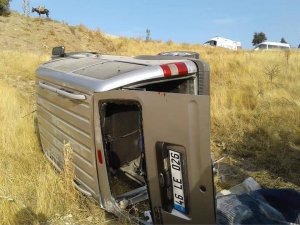 Hafif ticari araç şarampole yuvarlandı: 1 ölü, 2 yaralı