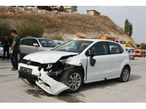 Park halinde olan polis aracına çarptı