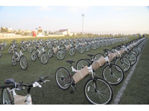 Ailelerini "ikna edip" bisikleti kaptılar