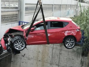 Kontrolden çıkan araç dereye uçtu