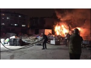 Fatih’te otoparkta bulunan konteyner alev alev yandı