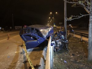 Otomobil bariyerlere ok gibi saplandı