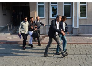 Yaşlı kadını dolandırırken yakalandılar