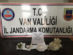 Jandarma yol kontrolünde 112 gram metamfetamin ile 300 gram kubar esrar ele geçirdi