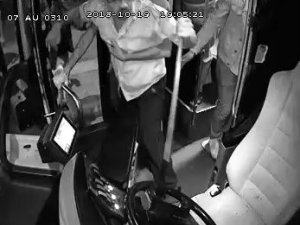 Antalya’da özel halk otobüsüne şoförüne levyeyle saldırı anı ve otobüste yaşanan panik kamerada