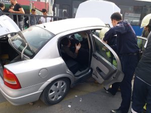 Bariyerlere çarpan otomobilin sürücüsü araçta sıkıştı