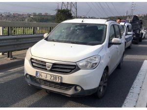 Kağıthane’de seyir halindeki otomobilin sürücüsüne mermi isabet etti