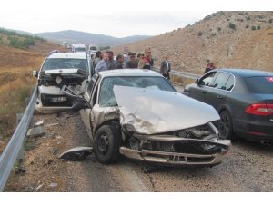İki araç kafa kafaya çarpıştı: 4 yaralı