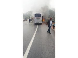 Seyir halindeki otobüs alev alev yandı
