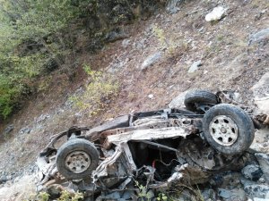Uçuruma yuvarlanan pikap paramparça oldu, sürücü hayatını kaybetti