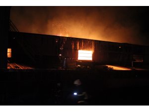 Hatay’da dev fabrika alevlere teslim oldu