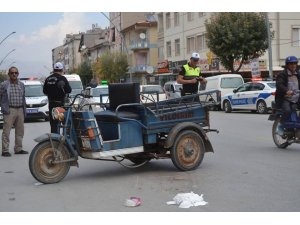 Otomobilin çarptığı motosikletli yaralandı