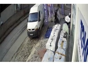 İş yerinin önünden bisiklet hırsızlığı kameraya yansıdı