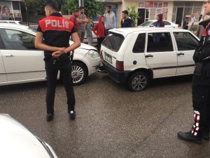 Beş otomobilin karıştığı zincirleme kazada 2 kişi yaralandı
