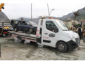 Irmağa atlayarak otomobildeki aileyi kurtardı