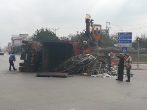 Devrilen kamyonun kasasındaki hurdalar yola saçıldı