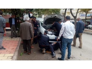 Otomobilin motorunda sıkışan kediyi itfaiye kurtardı