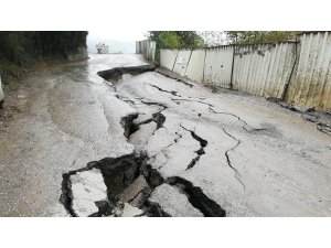 Zonguldak’ta mahalle yolu çöktü