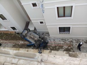 Otomobil apartman boşluğuna düştü: 1 yaralı