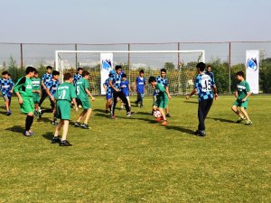 Savaşın izlerini futbolla siliyorlar