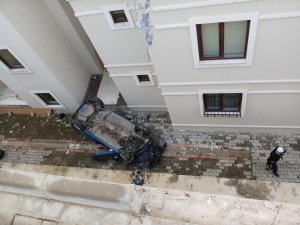 Otomobil 5 metreden apartman boşluğuna düştü: 1 yaralı